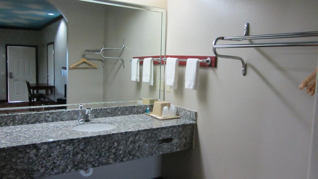 Palace Inn Houston Room photo